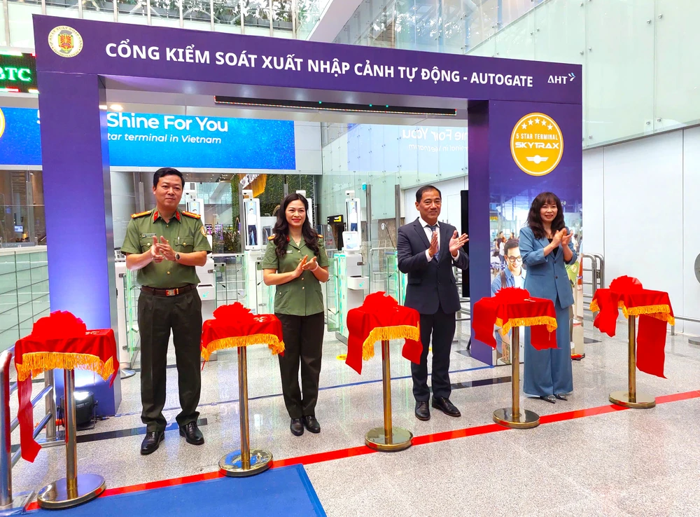 Cục Quản lý Xuất nhập cảnh, Bộ Công an tiếp nhận hệ thống quản lý xuất nhập cảnh tự động từ Công ty AHT. xuất nhập cảnh tự động