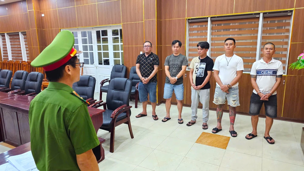 Công an bắt giữ 5 kẻ cầm đầu đường dây. Ảnh: MT. đánh bạc online