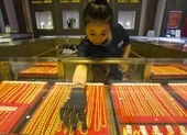 Nhiều tin xấu, nhiều cổ phiếu bất động sản bị bán tháo ảnh 1 Lý do vàng lại thiết lập kỷ lục giá mới