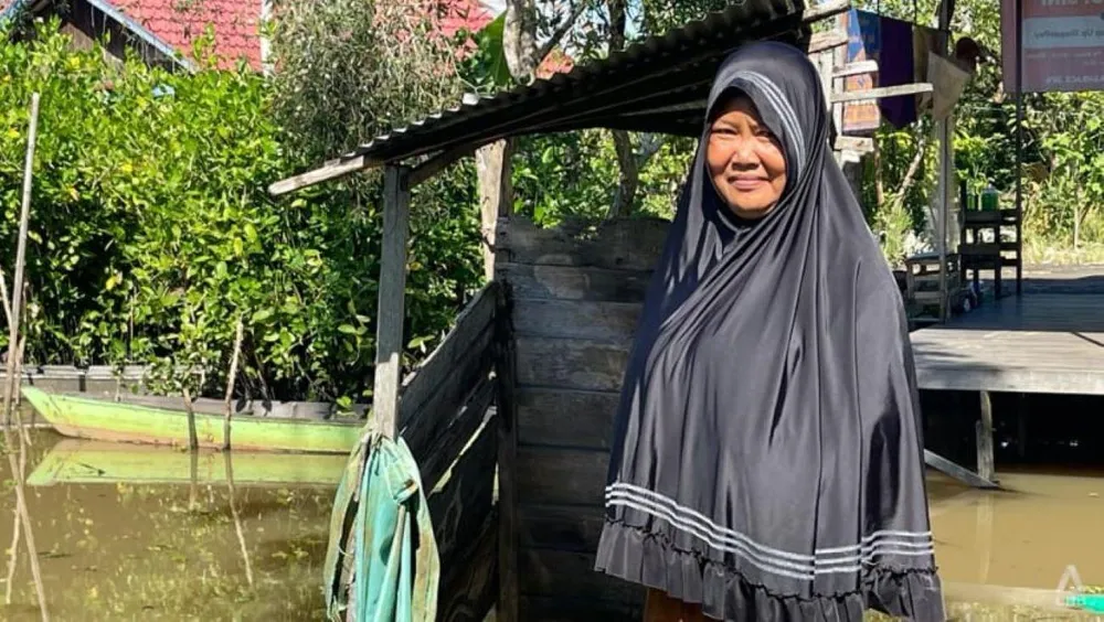 Cô Ramjaena đứng trước nhà vệ sinh nổi của mình. Ảnh: CNA Cô Ramjaena đứng trước nhà vệ sinh nổi của mình. Ảnh: CNA