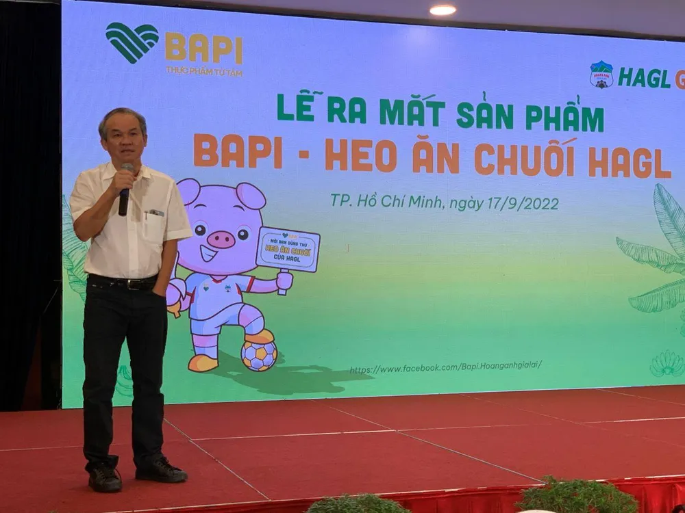 Bầu Đức nói về sản phẩm heo ăn chuối trong lễ ra mắt thương hiệu Bapi. Ảnh: Phương Minh