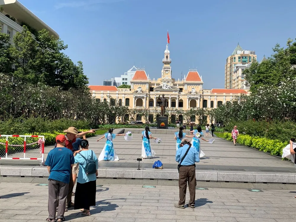 Việc Trung Quốc mở cửa trở lại sẽ thúc đẩy tăng trưởng GDP của Việt Nam vào năm 2023 do lượng khách du lịch Trung Quốc trở lại. Ảnh: Phương Minh