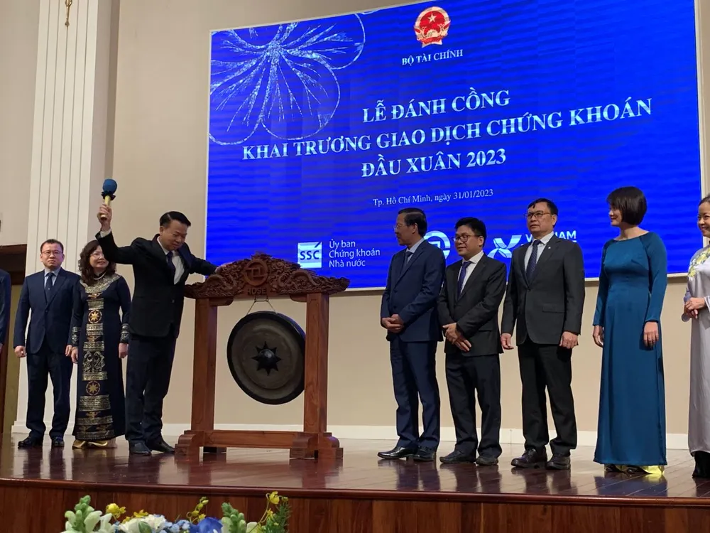 Nếu biết chọn lọc cổ phiếu, các nhà đầu tư vẫn có thể kiếm được tiền trên sàn chứng khoán. Trong ảnh: Lễ đánh cồng chiêng khai trương giao dịch chứng khoán 2023. Ảnh: Phương Minh Nếu biết chọn lọc cổ phiếu, các nhà đầu tư vẫn có thể kiếm được tiền trên sàn chứng khoán. Trong ảnh: Lễ đánh cồng chiêng khai trương giao dịch chứng khoán 2023. Ảnh: Phương Minh