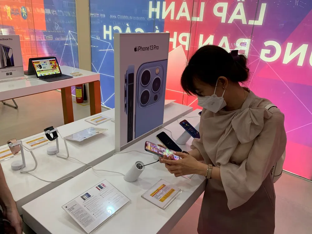 Người tiêu dùng Việt sẽ mua iPhone vào lúc nửa đêm. Ảnh: Phương Minh hinh 5 2 2.jpg