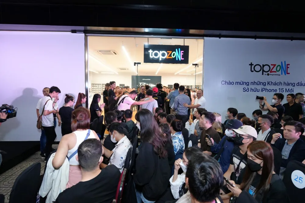 Khách hàng chen chân vào cửa hàng mua iPhone 15. Ảnh: Phương Minh hinh 5 2 1.jpg