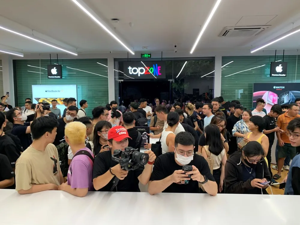Rất đông người Việt mua iPhone vào thời điểm hầu hết mọi người đã lên giường ngủ. Ảnh: Phương Minh hinh 5 2 2.jpg