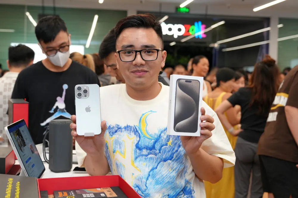 Những người đầu tiên nhận máy iPhone 15 bán tại thị trường Việt Nam. Ảnh: Phương Minh hinh 5 2 4.jpg