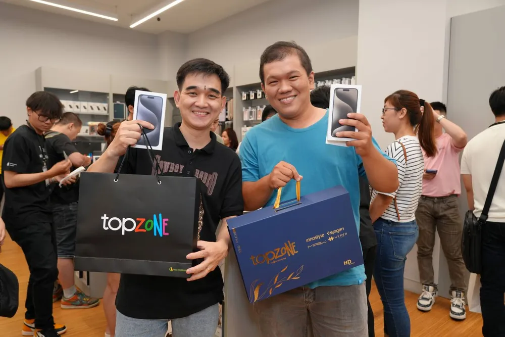 Mọi người rất hào hứng khi sở hữu dòng iPhone 15 mới nhất chỉ sau thị trường Mỹ đúng 1 tuần. Ảnh: Phương Minh hinh 5 2 6.jpg