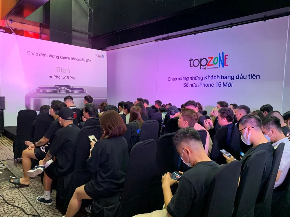 Người tiêu dùng Việt chờ đợi mua iPhone 15 vào lúc đêm khuya. Ảnh: Phương Minh hinh 5 2 7.jpg