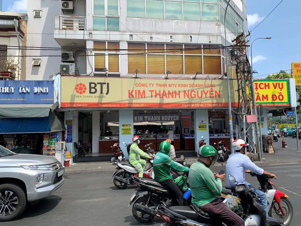 Cửa hàng vàng tại chợ Tân Định , quận 1, TP.HCM vẫn mở cửa hoạt động (ảnh chụp vào lúc 14 giờ ngày 17-4). Ảnh: PHƯƠNG MINH cửa hàng vàng đóng cửa