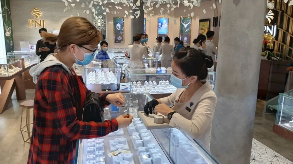 Việc học hỏi kinh nghiệm quản lý thị trường vàng từ các quốc gia và tổ chức quốc tế thông qua hợp tác quốc tế sẽ giúp nâng cao năng lực quản lý và tạo ra một thị trường vàng phát triển bền vững. Ảnh: PHƯƠNG MINH vàng SJC