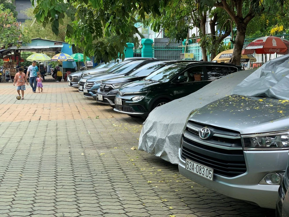 Giá gửi xe cũng là chi phí đắt đỏ cho người sở hữu ô tô. Ảnh: PHƯƠNG MINH ô tô