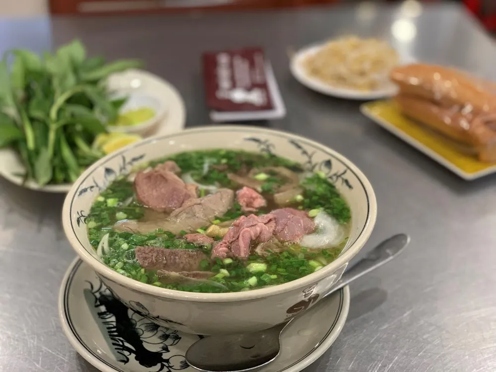 Phở bò không chỉ ngon mà còn đem lại nhiều sức khỏe cho cơ thể. Ảnh: PHƯƠNG MINH ăn phở bò.jpg