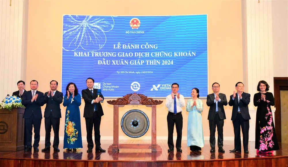 Triển vọng thị trường chứng khoán trung và dài hạn vẫn tích cực khi nhìn vào bức tranh lớn. Ảnh: PHƯƠNG MINH thị trường chứng khoán
