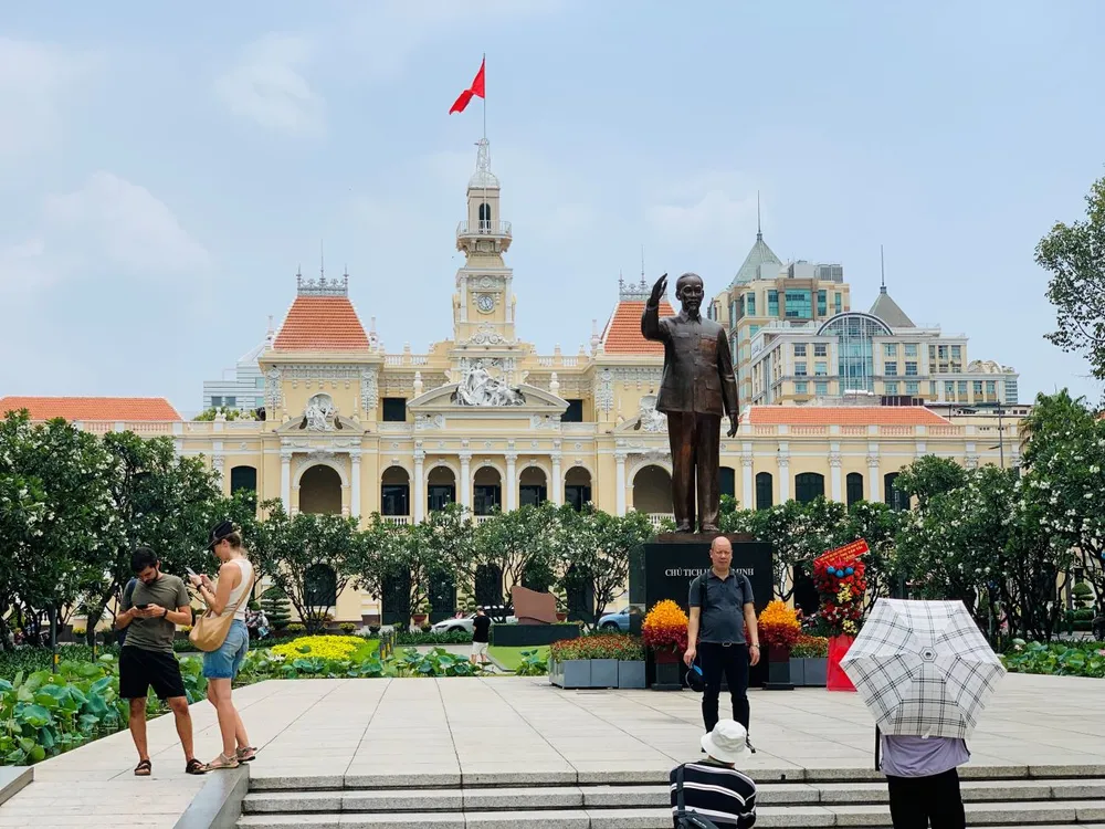 Khi chi phí vay giảm, chi tiêu của người tiêu dùng ở châu Âu và Canada có thể tăng lên, dẫn đến chi tiêu tùy ý cho du lịch cao hơn. Điều này có thể mang lại lợi ích cho ngành du lịch Việt Nam. Ảnh: PHƯƠNG MINH hinh 5 2 3.jpg