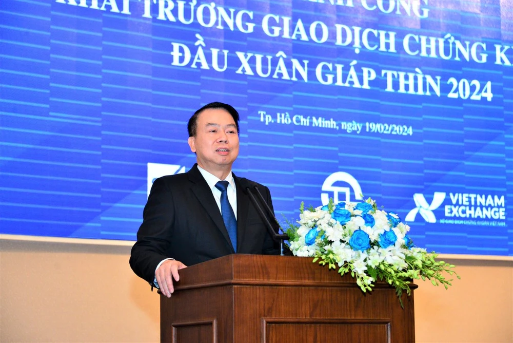 Ông Nguyễn Đức Chi, Thứ trưởng Bộ Tài chính khối ngoại bán ròng