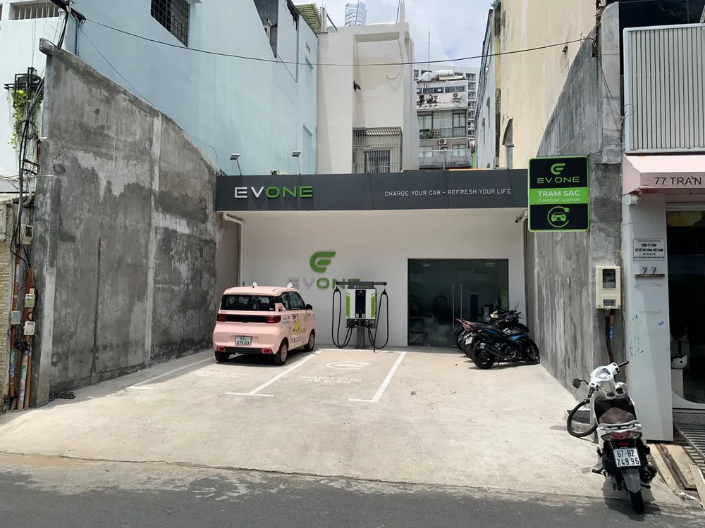 Người tiêu dùng Việt vẫn còn e ngại mua ô tô điện nước ngoài vì không có hệ thống trạm sạc phủ sóng khắp nơi. Ảnh: PHƯƠNG MINH hinh 5 2 2.jpg