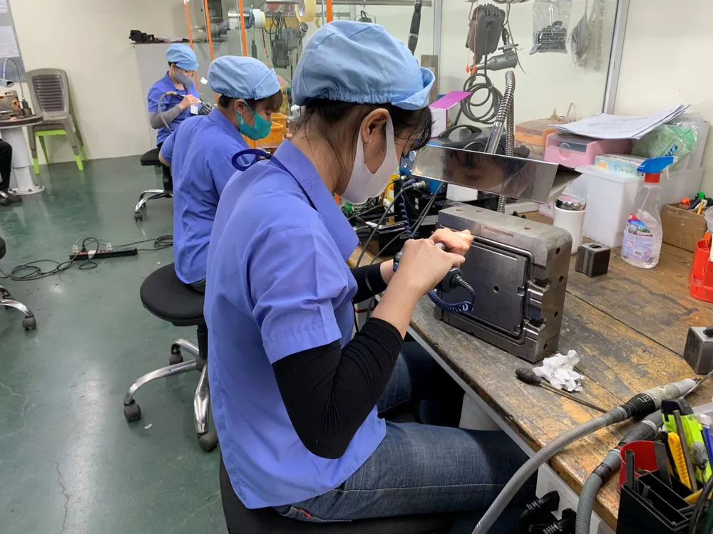 Việt Nam vẫn cần cải thiện nhiều điều kiện từ môi trường đầu tư, đào tạo nhân lực chất lượng cao cho đến nghiên cứu để ban hành những ưu đãi để duy trì sự cạnh tranh trong việc thu hút FDI. Ảnh: PHƯƠNG MINH hinh 5 2 1.jpg