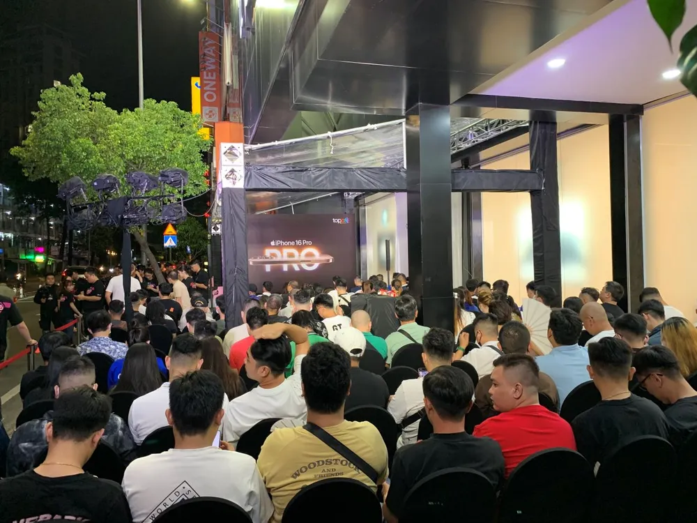 Dù đã gần kết thúc ngày 26-9, nhiều người vẫn kiên nhẫn chờ mua iPhone 16. Ảnh: PHƯƠNG MINH hinh 5 2 1.jpg