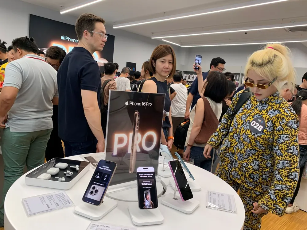Người tiêu dùng Việt sẵn sàng chi tiền tỉ để mua điện thoại iPhone mới nhất. Ảnh: PHƯƠNG MINH hinh 5 2 3.jpg