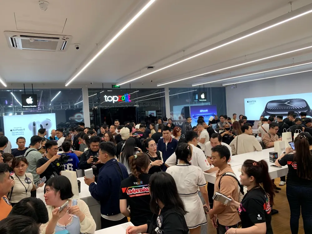 Gần 1 giờ sáng ngày 27-9, vẫn rất đông khách hàng tìm đến mua điện thoại iPhone. Ảnh: PHƯƠNG MINH người tiêu dùng