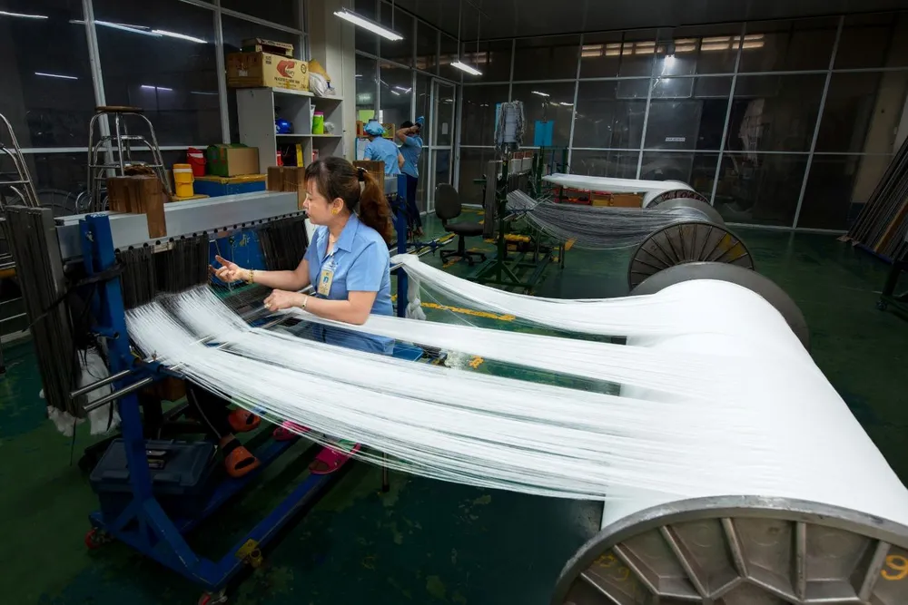 Nhà nước tiếp tục tháo gỡ các điểm nghẽn, cải thiện môi trường kinh doanh, thủ tục thông thoáng, gia tăng khả năng tiếp cận nguồn vốn có lãi suất hợp lý nhằm giảm chi phí vận hành cho doanh nghiệp. Ảnh: PHƯƠNG MINH nhiều công ty