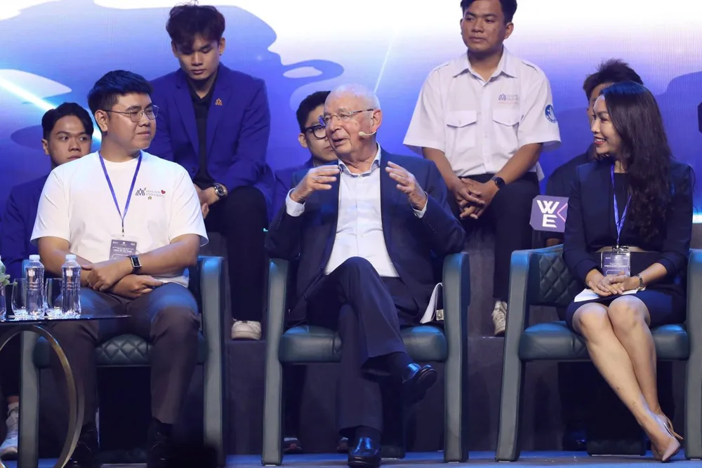 Giáo sư Klaus Schwab, Chủ tịch Diễn đàn Kinh tế Thế giới (WEF) nói chuyện với giới trẻ Việt Nam. Ảnh: PHƯƠNG MINH Việt Nam sẽ