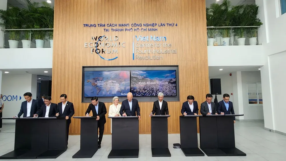 Giáo sư Klaus Schwab cùng lãnh đạo UBND TP.HCM đến tham quan và ghi lưu niệm tại Trung tâm Cách mạng Công nghiệp 4.0 C4IR của TP.HCM. Ảnh: PHƯƠNG MINH hinh 5 2 2.jpg