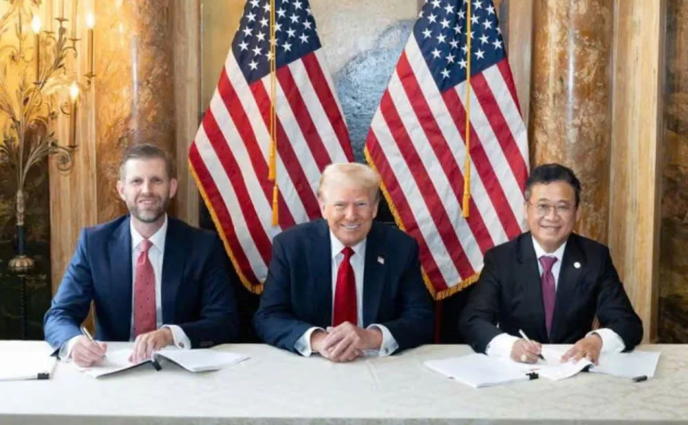 Ông Đặng Thành Tâm (bên phải), Chủ tịch Kinh Bắc đang ký kết hợp tác với Tập đoàn Trump dưới sự chứng kiến của ông Trump vào ngày 25-9. Ông Trump vừa thắng cử, một công ty Việt đang hưởng lợi mạnh mẽ