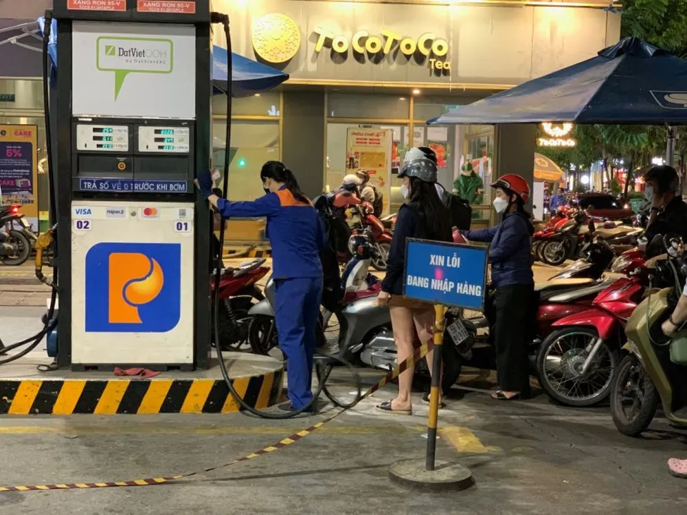 Nếu giá dầu thô toàn cầu tăng mạnh, giá xăng Việt cũng bị ảnh hưởng. Ảnh: PHƯƠNG MINH hinh 5 2 2.jpg