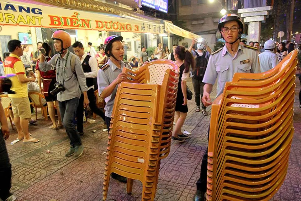 Tối Chủ nhật, quận 1 cẩu xe biển xanh trước quán nhậu ảnh 6