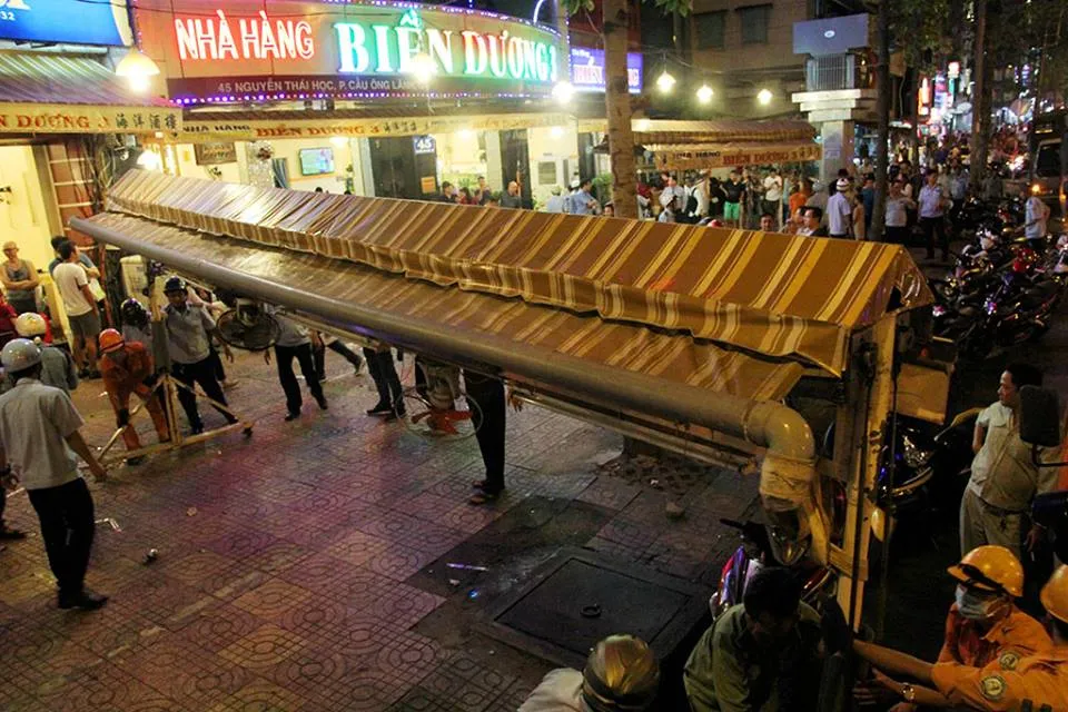 Tối Chủ nhật, quận 1 cẩu xe biển xanh trước quán nhậu ảnh 8