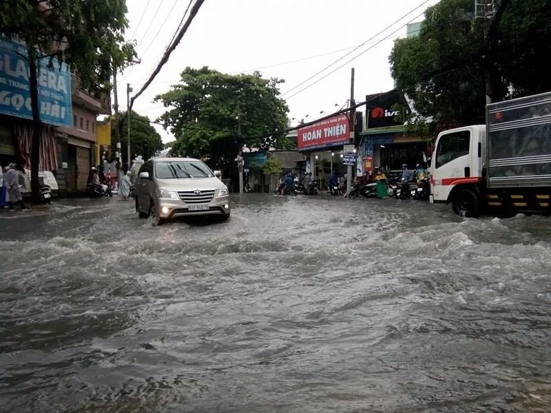 Mưa to, nước tuôn như thác ở quận Thủ Đức ảnh 2