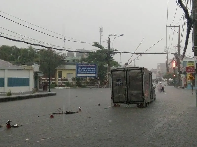 Mưa to, nước tuôn như thác ở quận Thủ Đức ảnh 1