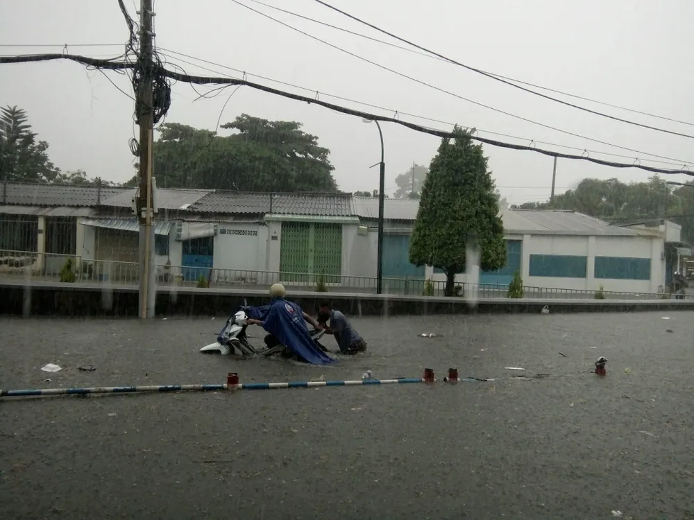 Mưa to, nước tuôn như thác ở quận Thủ Đức ảnh 3