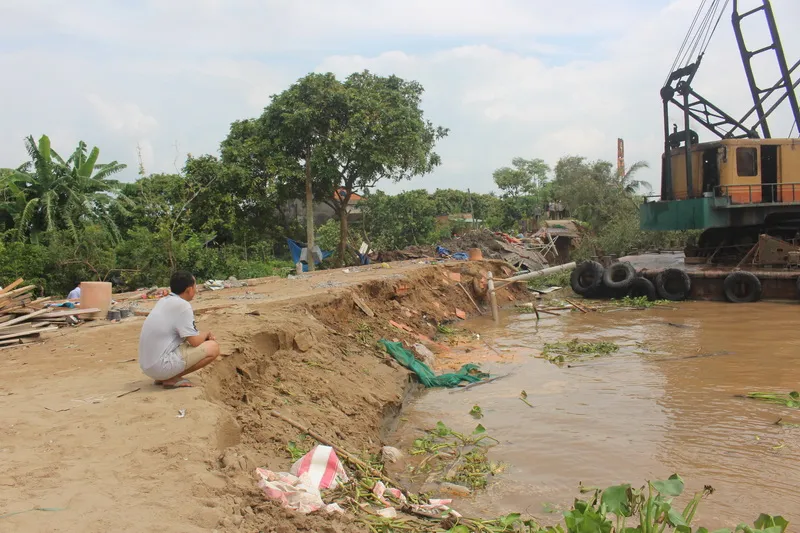 Bốn nhà dân bất ngờ đổ nhào xuống sông Cổ Chiên ảnh 3 Bốn nhà dân bất ngờ đổ nhào xuống sông Cổ Chiên ảnh 3