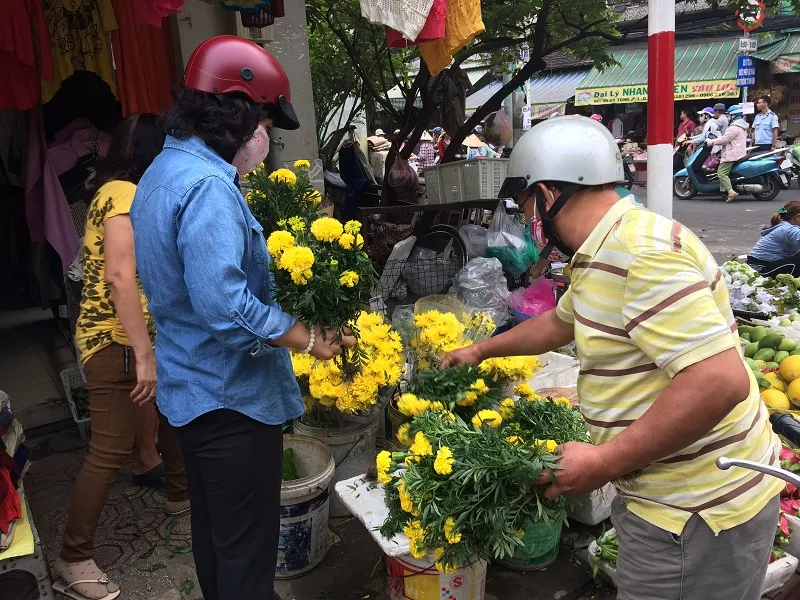 Cận cảnh: Tấp nập mua đồ cúng ngày ông Táo lên trời ảnh 5