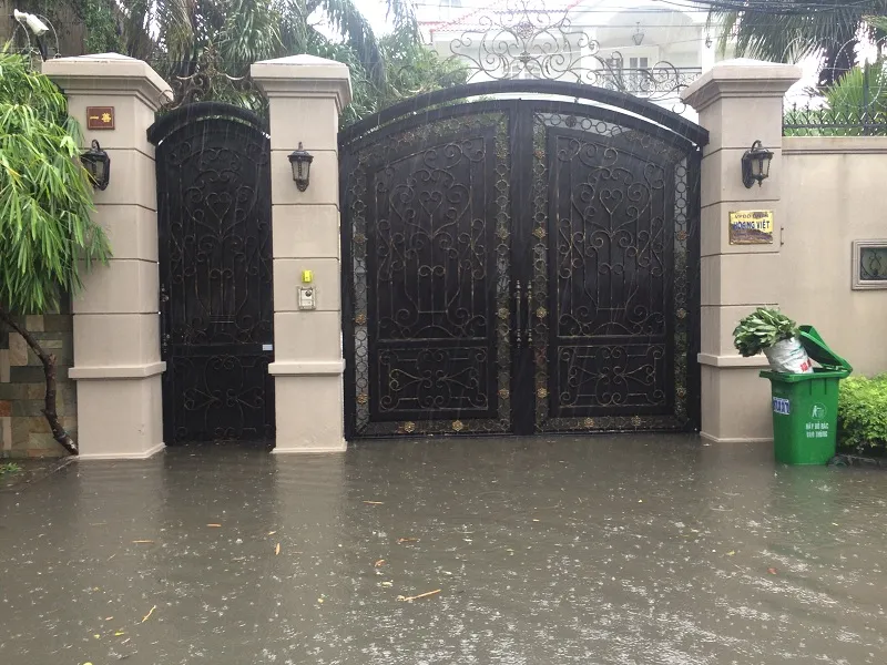 Mưa ngập bao vây khu biệt thự ở Sài Gòn ảnh 4