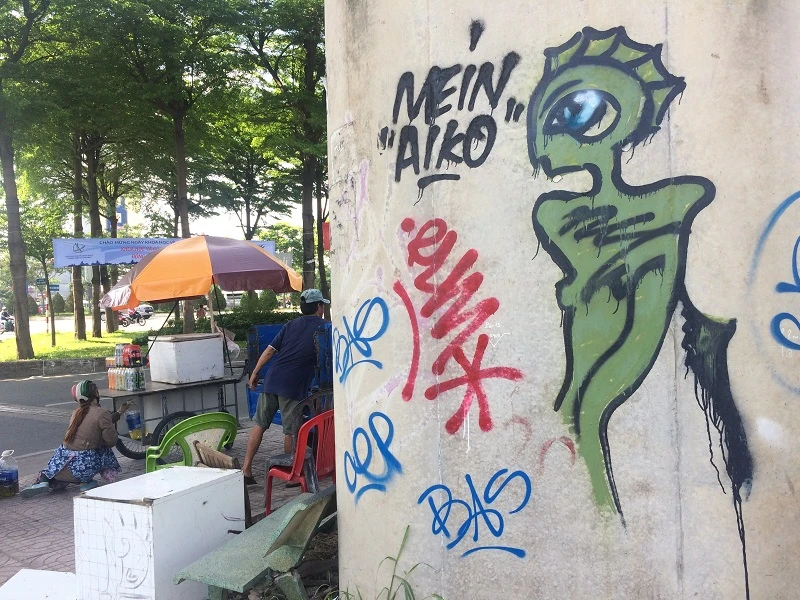 Metro chưa xong, chi chít hình vẽ bậy ảnh 2