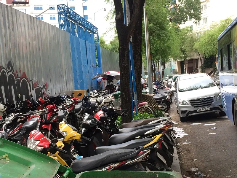 Vỉa hè trung tâm quận 1 bát nháo trở lại ảnh 3