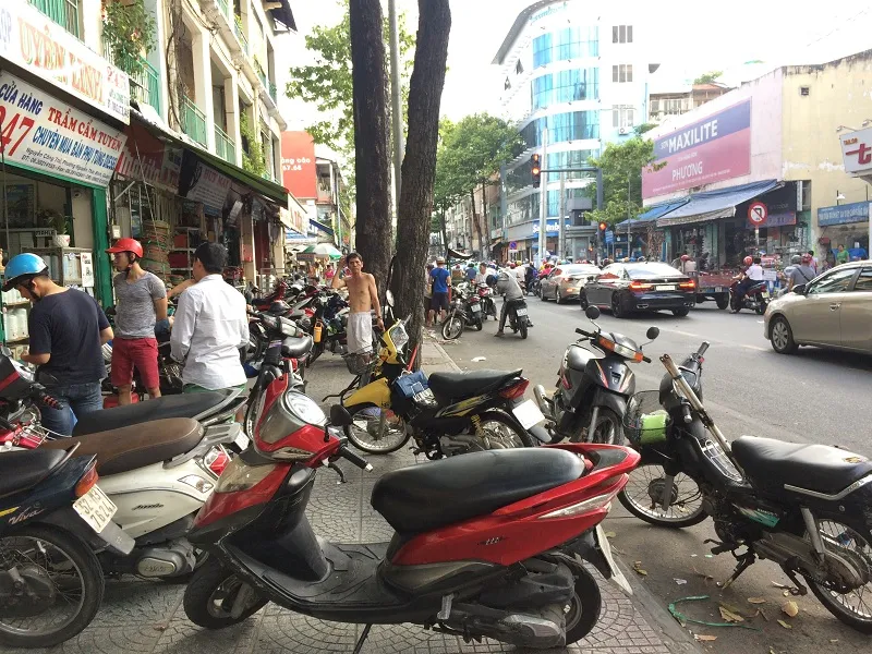 Vỉa hè trung tâm quận 1 bát nháo trở lại ảnh 4
