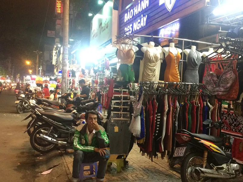 Vỉa hè trung tâm quận 1 bát nháo trở lại ảnh 5