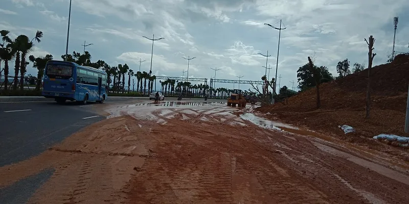 Đại lộ nhiều làn xe nhất Việt Nam ngập bùn sau mưa ảnh 4 Đại lộ nhiều làn xe nhất Việt Nam ngập bùn sau mưa ảnh 4