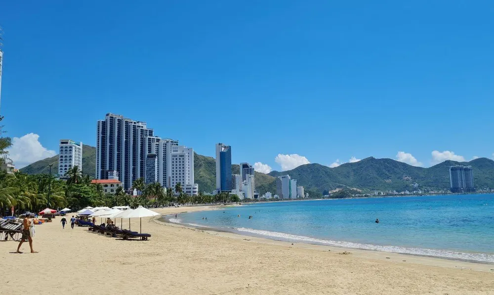 Bãi biển Nha Trang sạch đẹp, chờ đón du khách - ảnh Lê Hiền