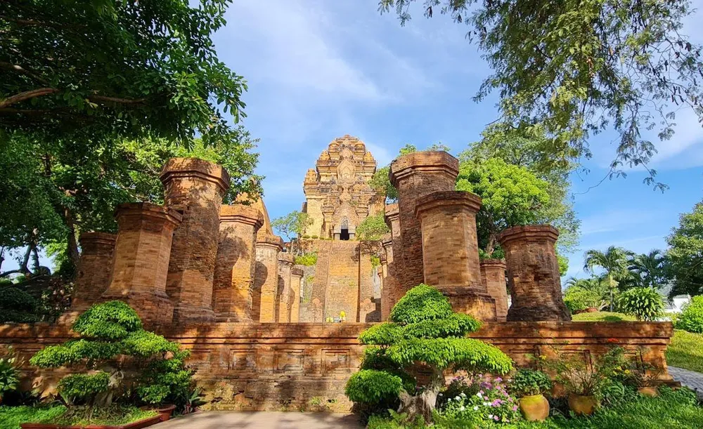 Tháp Bà, một địa điểm du lịch tâm linh nổi tiếng tại Nha Trang - ảnh Lê Hiền