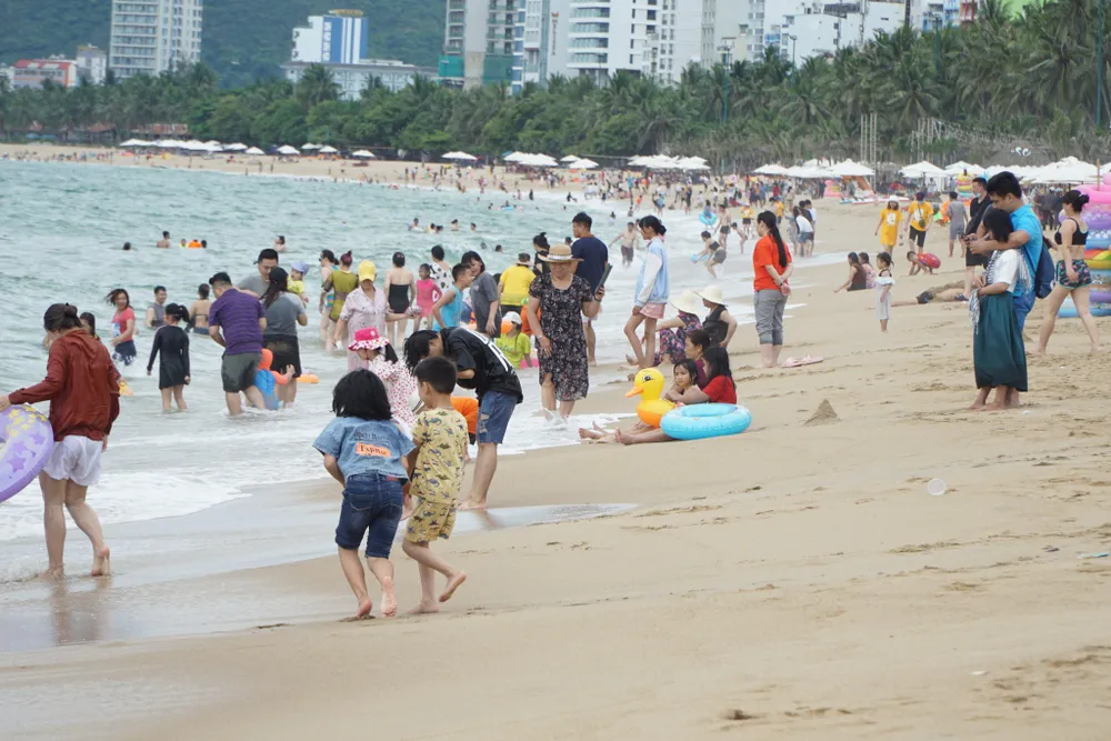 Bãi biển Nha Trang khá đông du khách trong những ngày lễ - ảnh TQ