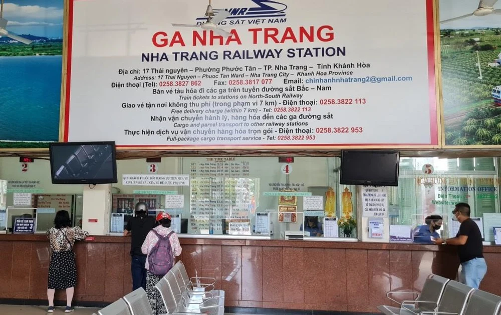 Chiều 3-5, một vài hành khách vẫn đến ga Nha Trang để tìm vé - ảnh Lê Hiền Chiều 3-5, một vài hành khách vẫn đến ga Nha Trang để tìm vé - ảnh Lê Hiền