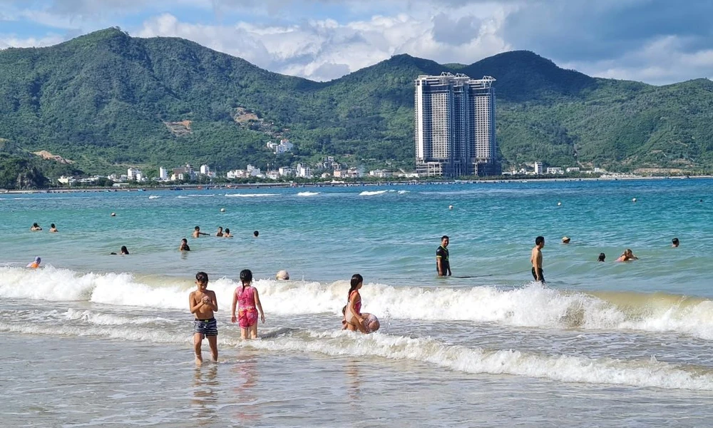 Bãi biển Nha Trang đã vắng khách du lịch - ảnh Lê Hiền Bãi biển Nha Trang đã vắng khách du lịch - ảnh Lê Hiền