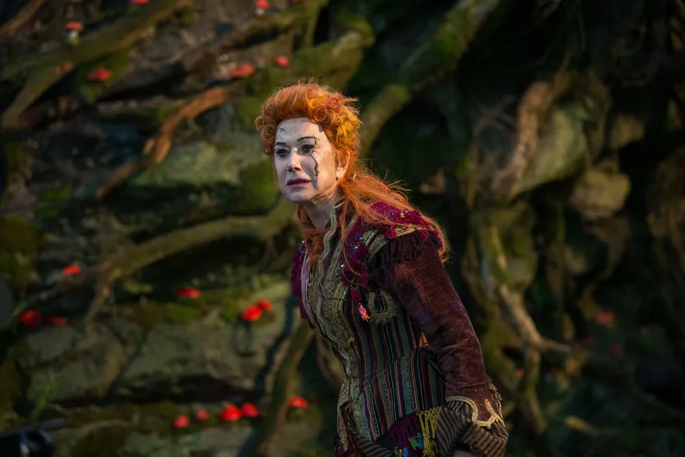 Disney tung trailer mới: Chuyến phiêu lưu kỳ ảo của Clara ảnh 5