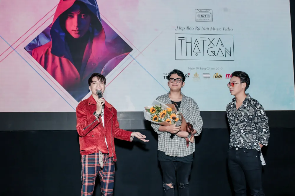 Fan tặng S.T Sơn Thạch 300kg gạo mừng ngày trở lại ảnh 3